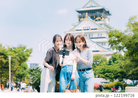大阪城の前で自撮りする女子旅3人組 122199716