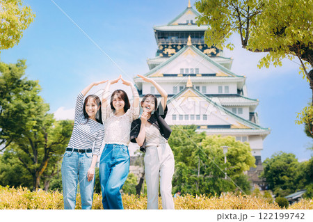 女子旅 大阪城の天守閣の前でポーズをとる女性 女子旅 大阪城の天守閣の前でポーズをとる女性 122199742