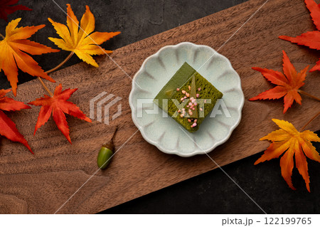 秋の落ち葉と和菓子 122199765