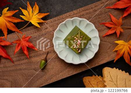 秋の落ち葉と和菓子 122199766