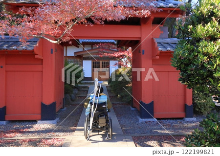 神社にお参りする車いすの参拝客 神社のバリアフリー 神社にお参りする車いすの参拝客 神社のバリアフリー 122199821