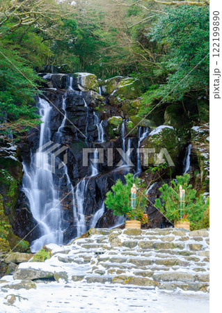 門松と冬の積雪した白糸の滝　福岡県糸島市 122199890