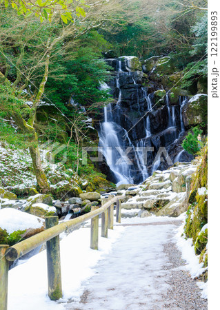 冬の積雪した白糸の滝 福岡県糸島市 冬の積雪した白糸の滝 福岡県糸島市 122199893
