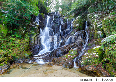 冬の積雪した白糸の滝 福岡県糸島市 冬の積雪した白糸の滝 福岡県糸島市 122199906