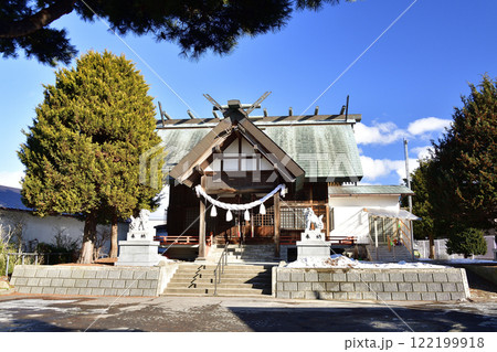 冬の北海道函館市で鍛冶稲荷神社境内の風景を撮影 122199918
