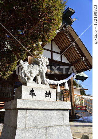 冬の北海道函館市で鍛冶稲荷神社境内の風景を撮影 122199923