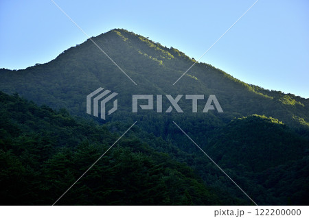 山梨県富士河口湖町　朝の根場から望む朝日射す御坂山地　雪頭ヶ岳 122200000