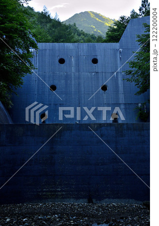 御坂山地の雪頭ヶ岳 朝の東入川砂防堰堤 御坂山地の雪頭ヶ岳 朝の東入川砂防堰堤 122200004