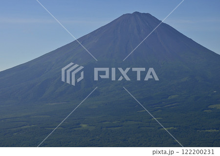 御坂山地の十二ヶ岳山頂より望む夏富士 御坂山地の十二ヶ岳山頂より望む夏富士 122200231