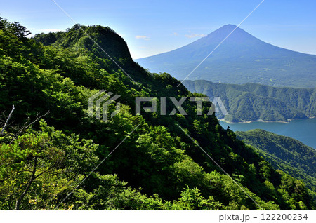 御坂山地の十二ヶ岳より 夏富士と十二ヶ岳と西湖を望む 御坂山地の十二ヶ岳より 夏富士と十二ヶ岳と西湖を望む 122200234