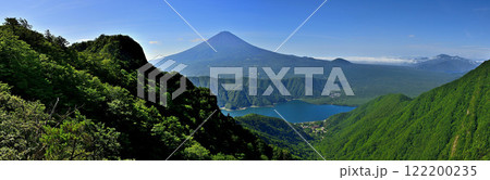 御坂山地の十二ヶ岳より 夏の富士山と御坂山地と西湖を望むパノラマ 御坂山地の十二ヶ岳より 夏の富士山と御坂山地と西湖を望むパノラマ 122200235