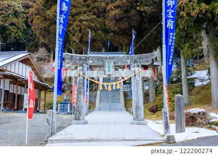 冬の積雪した脊振神社神社　佐賀県神埼市 122200274