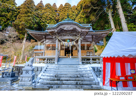 冬の積雪した脊振神社神社　佐賀県神埼市 122200287