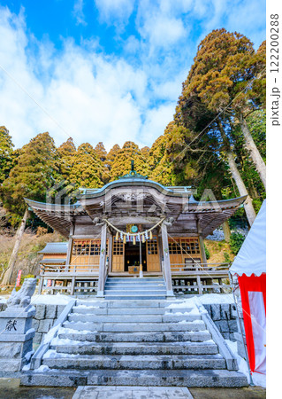 冬の積雪した脊振神社神社 佐賀県神埼市 冬の積雪した脊振神社神社 佐賀県神埼市 122200288