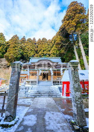 冬の積雪した脊振神社神社 佐賀県神埼市 冬の積雪した脊振神社神社 佐賀県神埼市 122200289