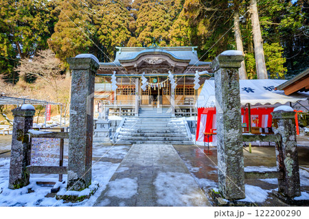 冬の積雪した脊振神社神社　佐賀県神埼市 122200290