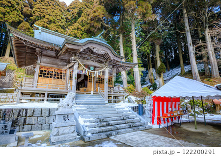 冬の積雪した脊振神社神社 佐賀県神埼市 冬の積雪した脊振神社神社 佐賀県神埼市 122200291