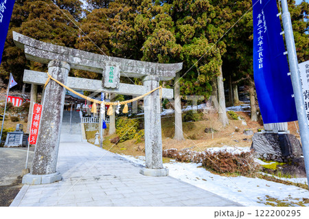 冬の積雪した脊振神社神社 佐賀県神埼市 冬の積雪した脊振神社神社 佐賀県神埼市 122200295