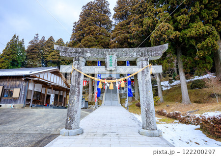 冬の積雪した脊振神社神社 佐賀県神埼市 冬の積雪した脊振神社神社 佐賀県神埼市 122200297