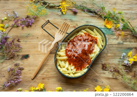 アウトドアでパスタ　Homemade pasta at outdoor campsite 122200864