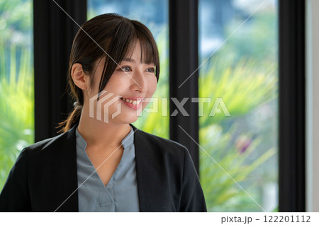 窓際で微笑む日本人女性 122201112