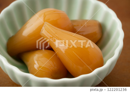 小鉢に入ったらっきょうのたまり漬け 122201236