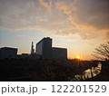 夕焼けに照らされる枚方市の病院 122201529