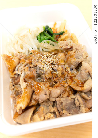 美味しい韓国料理の豚プルコギ弁当 美味しい韓国料理の豚プルコギ弁当 122201530