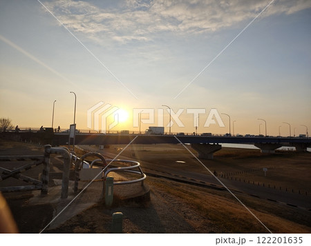 夕日と堤防と橋 夕日と堤防と橋 122201635