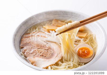 塩ラーメンを食べる 塩ラーメンを食べる 122201899