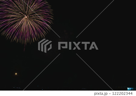 焼津市の焼津漁港で開催された焼津海上花火大会の夜空に打ちあがる花火(静岡県) 122202344