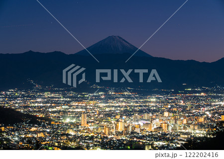 甲府市の夜景と富士山 122202416