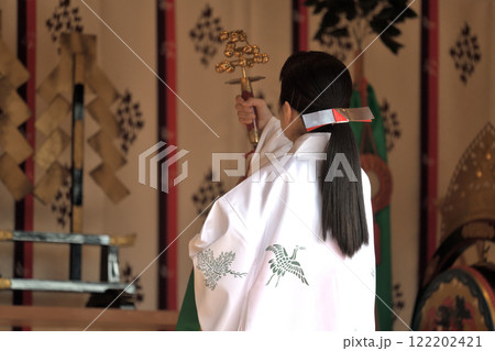 御神楽奉納　巫女さんが舞う鈴の舞 122202421
