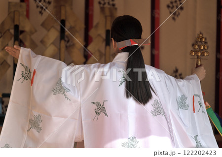 御神楽奉納　巫女さんが舞う鈴の舞 122202423