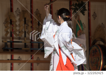 御神楽奉納　巫女さんが舞う剣の舞 122202425