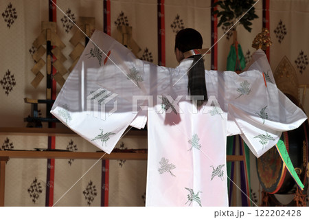 御神楽奉納　巫女さんが舞う剣の舞 122202428