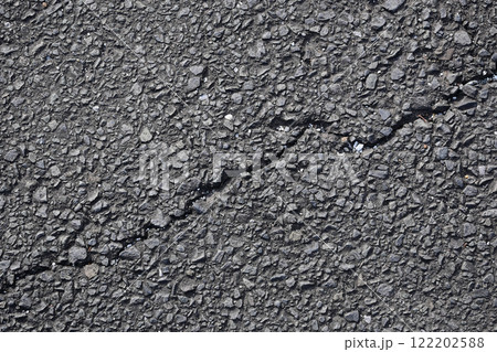 ひび割れたアスファルト 122202588