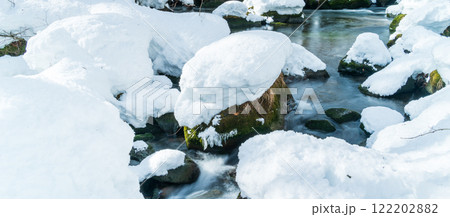 「青森県」雪の積もった奥入瀬渓流 冬の自然美 「青森県」雪の積もった奥入瀬渓流 冬の自然美 122202882
