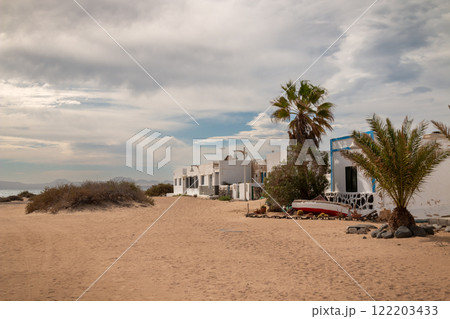 Sandy street on the coast, La Graciosa, Spain 122203433