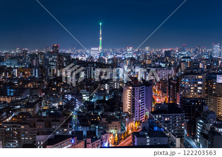 「東京都」文京シビックセンターから東京スカイツリーを望む 夜景 「東京都」文京シビックセンターから東京スカイツリーを望む 夜景 122203563