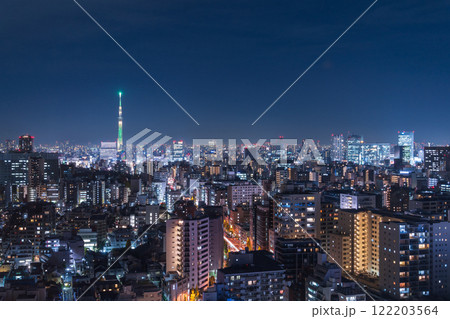 「東京都」文京シビックセンターから東京スカイツリーを望む 夜景 「東京都」文京シビックセンターから東京スカイツリーを望む 夜景 122203564