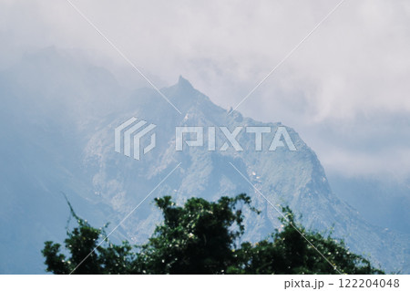雲に包まれる山の山頂 122204048