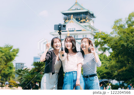 大阪城の前で自撮りする女子旅3人組 122204566