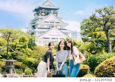 大阪城の天守閣が見える庭園を散策する女性達 122204568