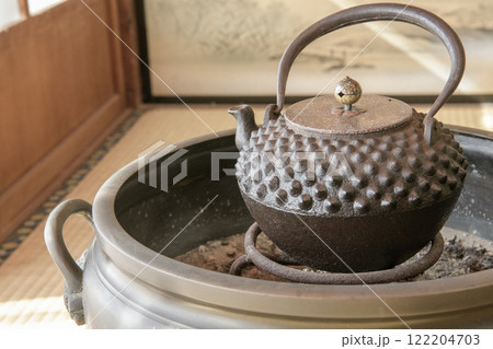 襖の前に置かれた丸火鉢と鉄瓶 122204703