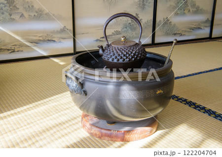 襖の前に置かれた丸火鉢と鉄瓶 襖の前に置かれた丸火鉢と鉄瓶 122204704