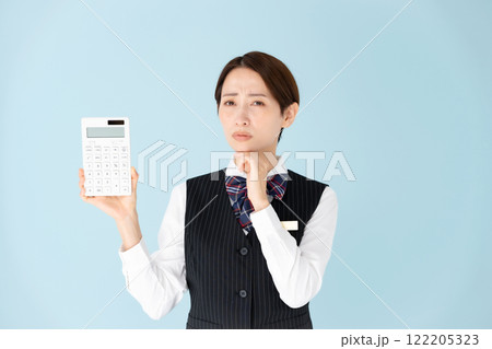 女性　制服　計算機　悩む 122205323