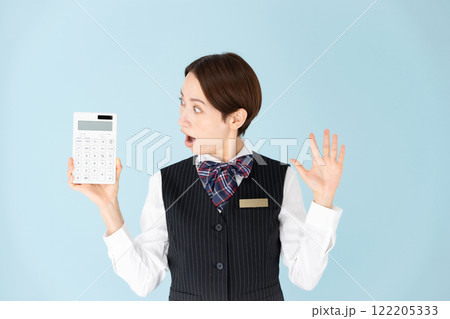 女性　制服　計算機　驚く 122205333