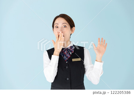 女性　制服　驚く 122205386