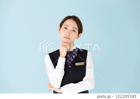 女性　制服　悩む 122205393